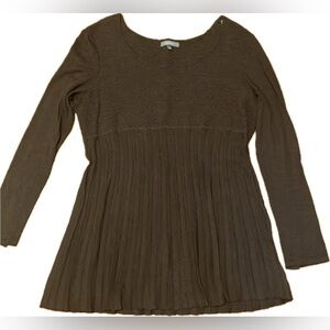 Daisy Fuentes Brown Pleated sweater. NWOT and never worn. Women’s size XL.